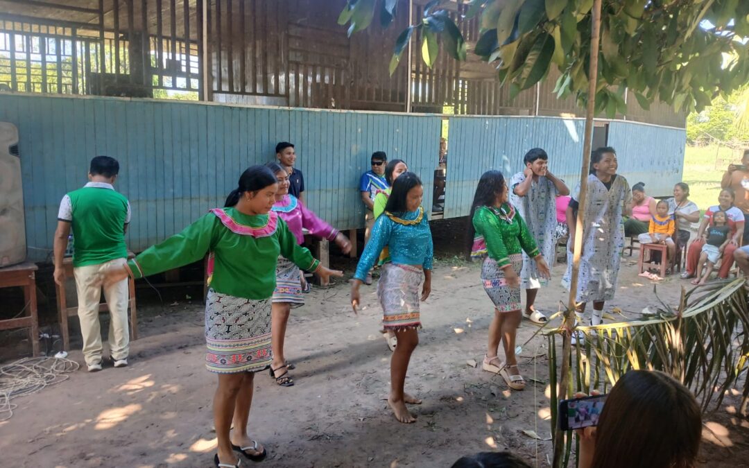 Los estudiantes de cc.nn Shambo Porvenir , practican la danza shipiba